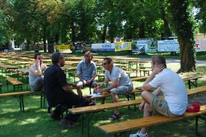 Lagebesprechung Hans Juergen Neuzil Und Oliver Krieglstein Mit Filmteam